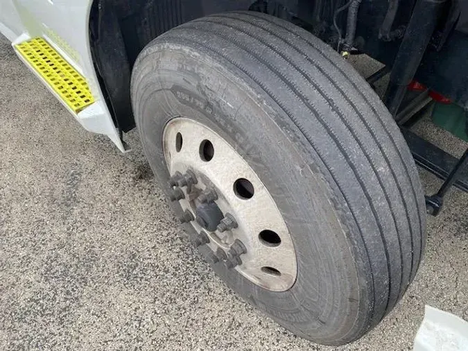 2023 Volvo VNR64T400