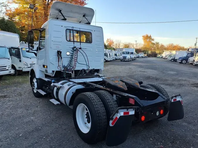 2019 VOLVO VNR42T 300
