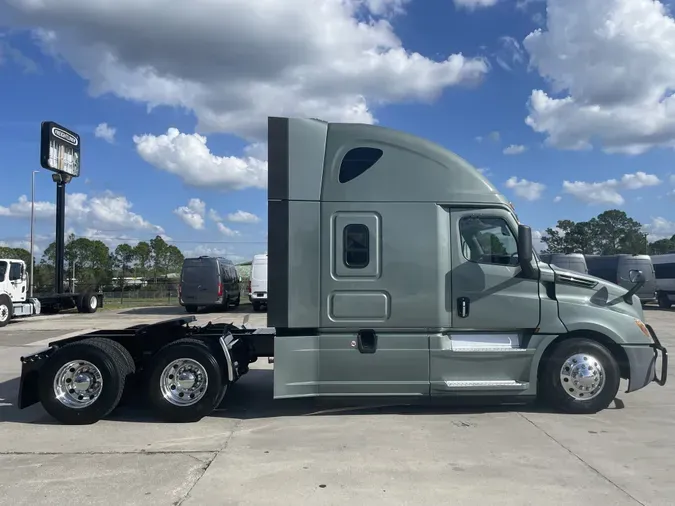 2020 Freightliner Cascadia 126