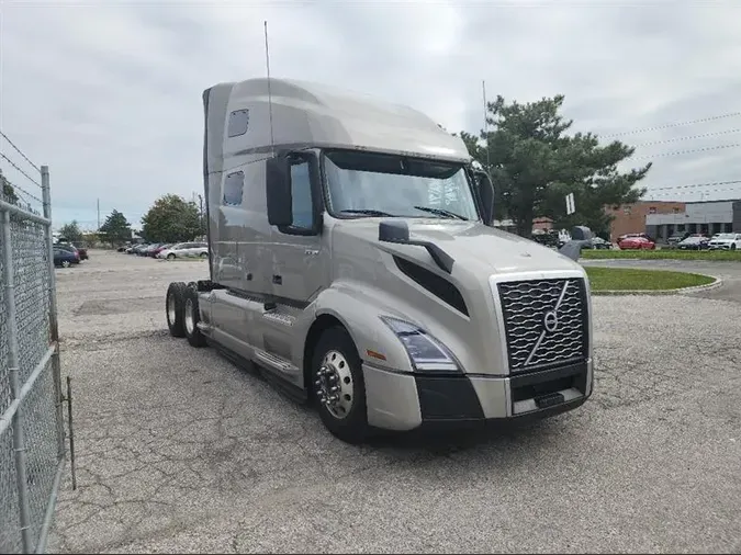 2021 VOLVO VNL760