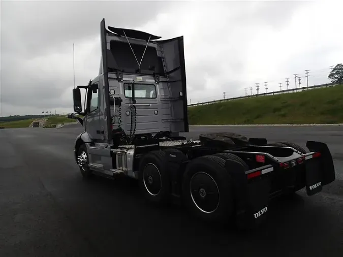 2024 VOLVO VNR64T300