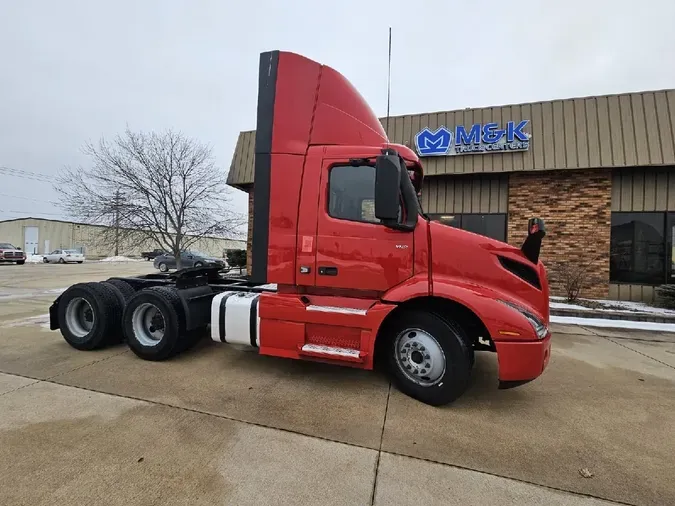 2022 VOLVO VNR64T300