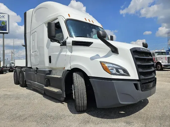2021 FREIGHTLINER Cascadia 126