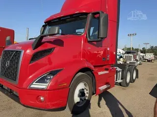 2022 VOLVO VNR64T300