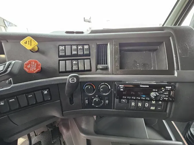 2021 VOLVO VNL64T760