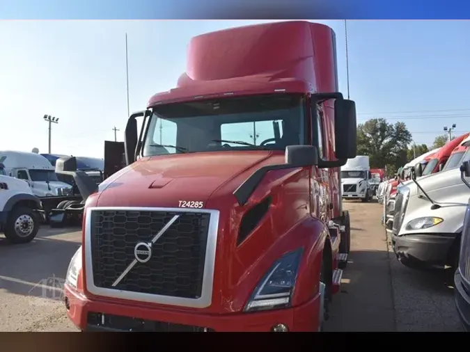 2020 VOLVO VNR64T300