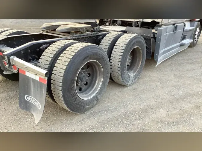 2021 Freightliner Cascadia 126