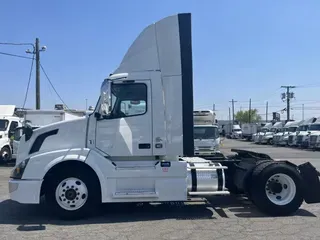 2017 VOLVO VNL42T 300