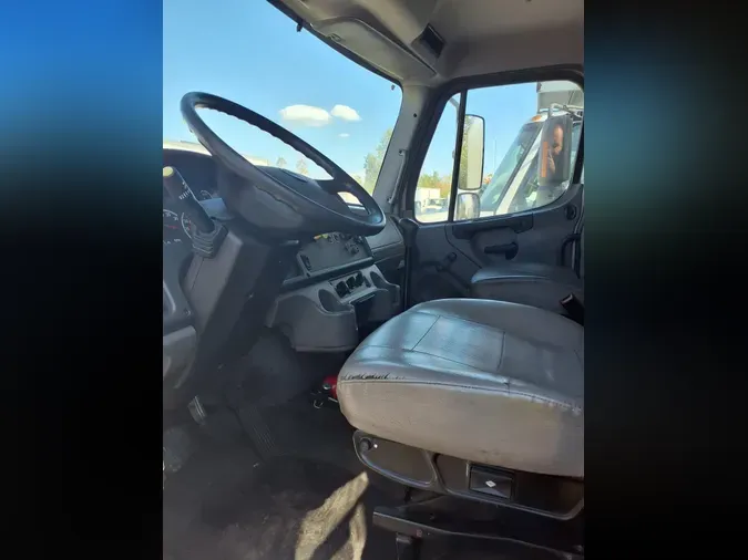 2015 FREIGHTLINER/MERCEDES M2 106