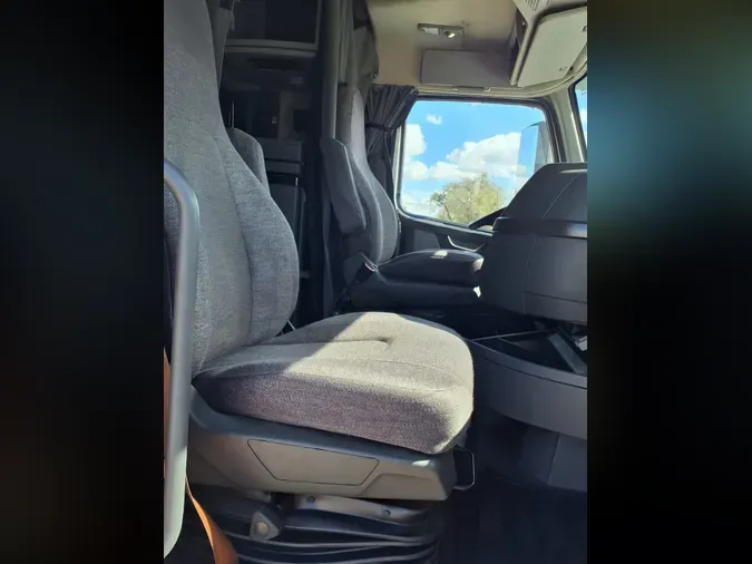 2020 VOLVO VNR64T-6408a9e02fac54710c75cea91c957418cc4