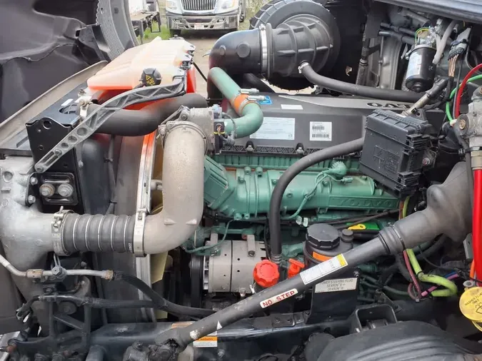 2019 VOLVO VNL