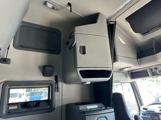 2019 VOLVO VNL64T760