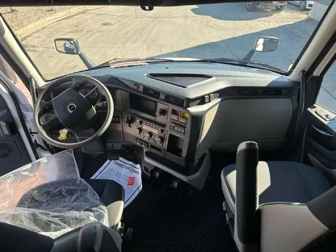 2025 VOLVO VNL64T860