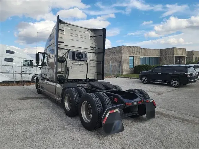 2021 VOLVO VNL760