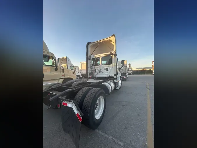 2017 FREIGHTLINER/MERCEDES CASCADIA 113