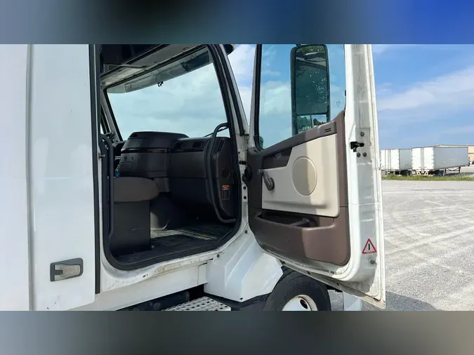 2015 Volvo VNL300