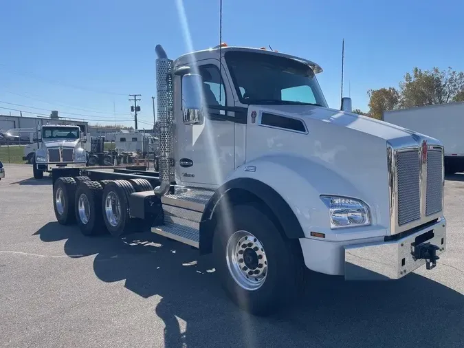 2025 Kenworth T880