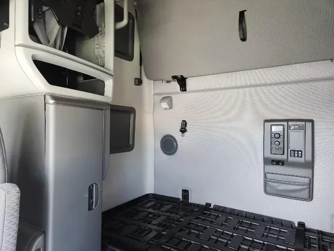 2024 VOLVO VNL64T760