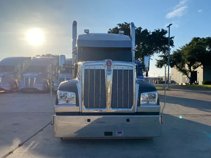 2023 Kenworth W990