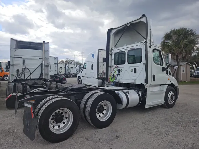 2016 FREIGHTLINER/MERCEDES CASCADIA 113