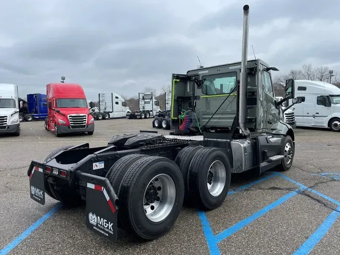 2025 VOLVO VNL64T300