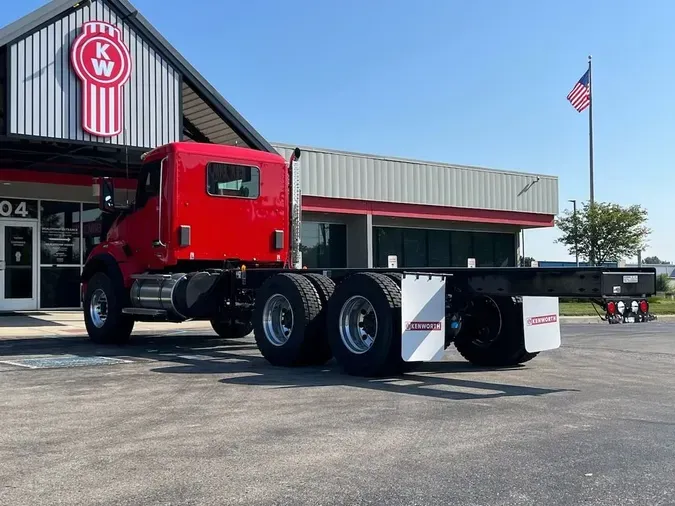 2025 Kenworth T880