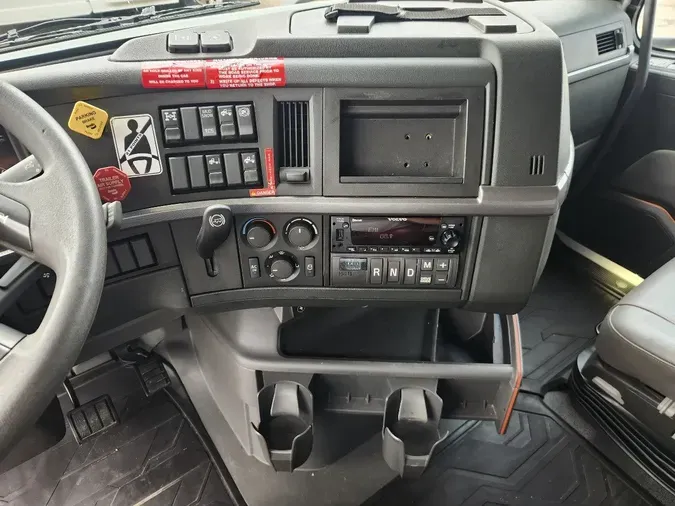 2023 VOLVO VNL64T860