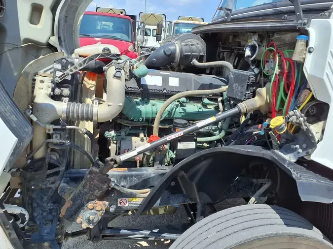 2020 VOLVO VNL64T-300