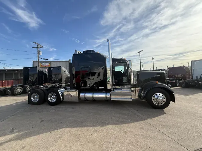 2023 Kenworth W900