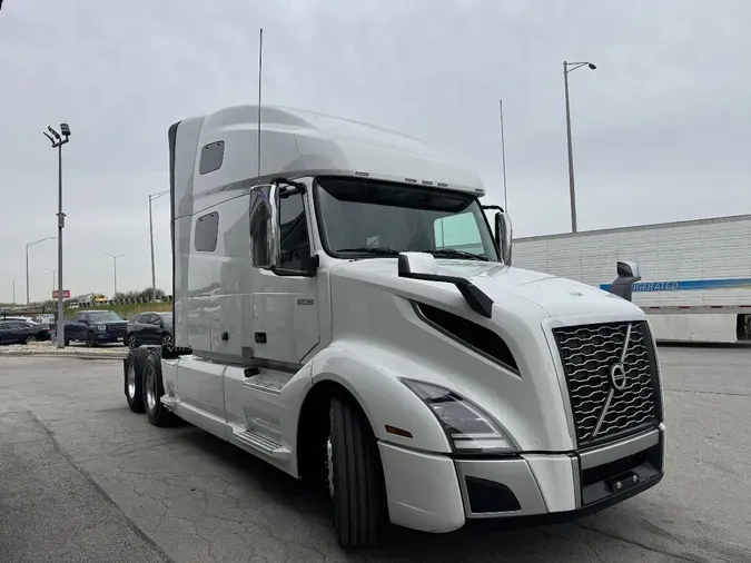 2021 VOLVO VNL64T760