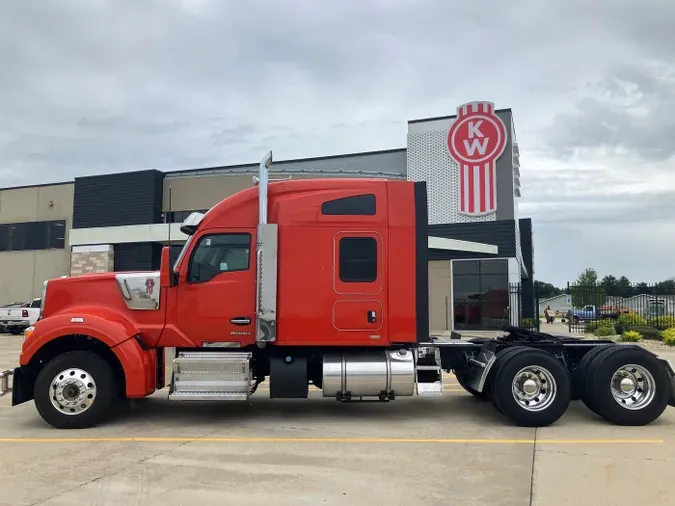 2023 Kenworth W990