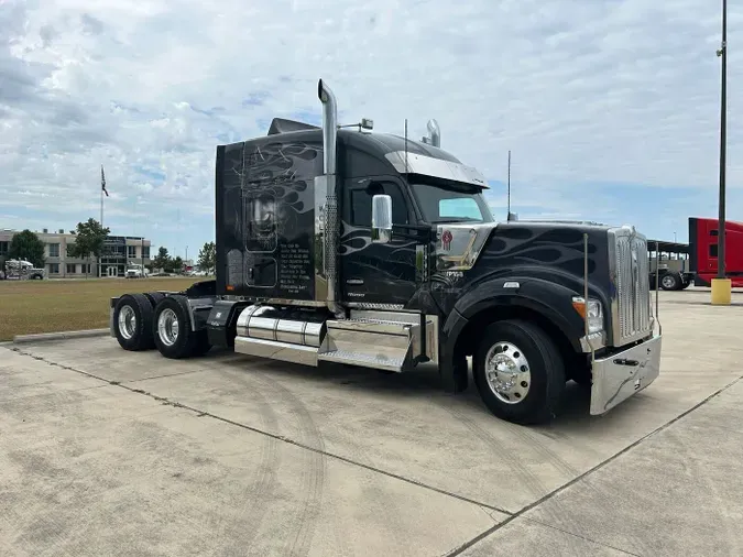 2024 Kenworth W990