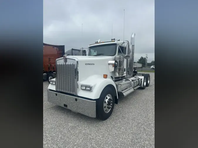 2025 Kenworth W900