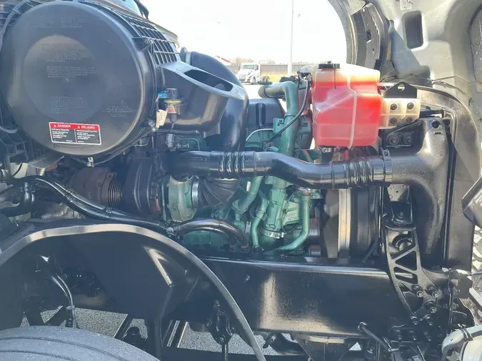 2019 VOLVO VNL860