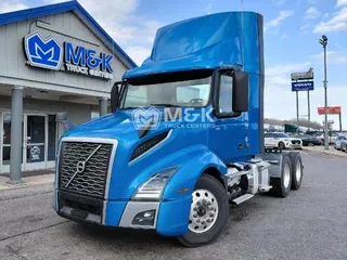 2021 VOLVO VNL64T300