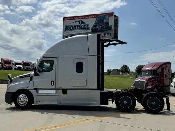 2021 FREIGHTLINER Cascadia 126