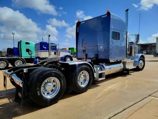 2023 Peterbilt 389