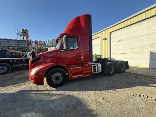 2022 VOLVO VNR64T300