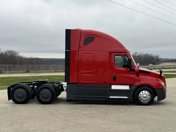 2021 FREIGHTLINER Cascadia 126