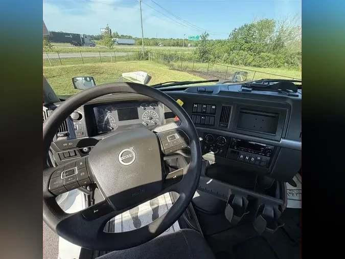 2023 VOLVO VNR64T300