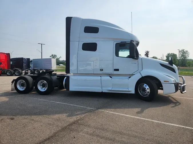 2021 VOLVO VNL64T760