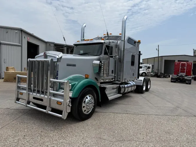 2020 Kenworth W900