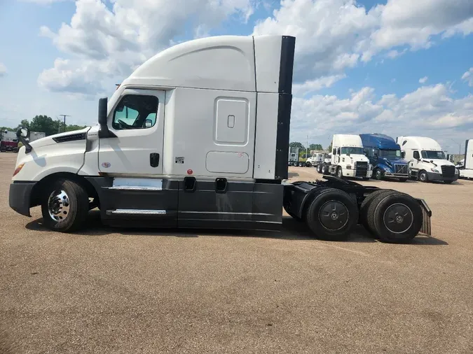 2021 FREIGHTLINER Cascadia 126