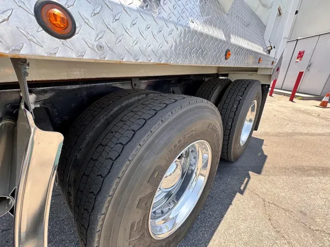 2021 Peterbilt 348