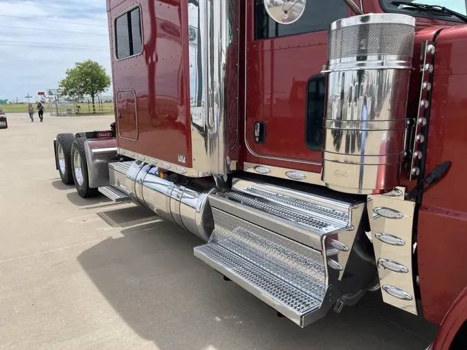 2023 Peterbilt 389