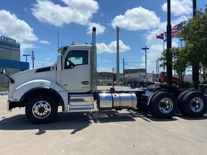 2025 Kenworth T880