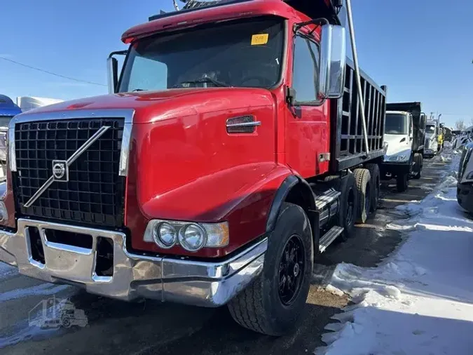 2003 VOLVO VHD104F300