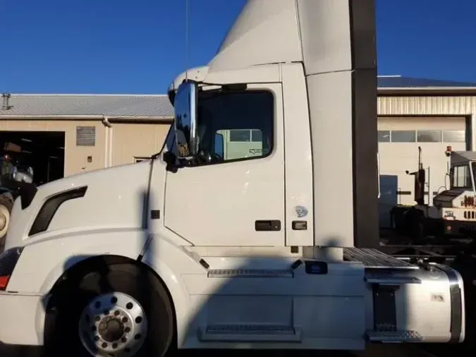 2017 Volvo VNL300