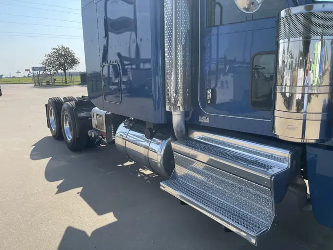 2023 Peterbilt 389