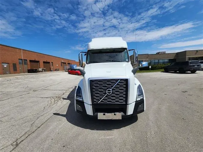 2022 VOLVO VNL760